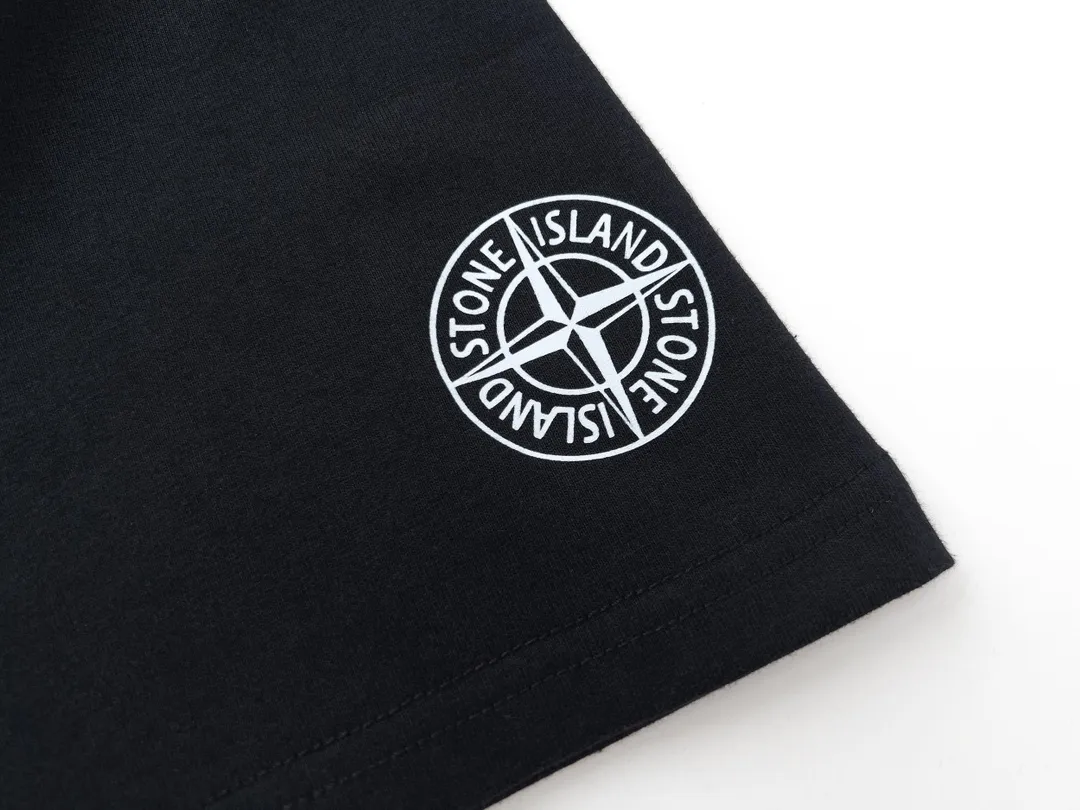 W618#P110💰 [Stone lsland/Stone Island summer new cuff compass printed pattern short-sleeved T-shirt] ⚠️[Original creation, high control of details] Made of 260g combed cotton 32-count double yarn, soft and comfortable to the touch, sweat-absorbent and breathable. -Simple basic and versatile style, original quality, the first choice for couples. -Made in a large factory, four needles and five threads on the shoulder, neatly arranged, high quality workmanship. -Same style for men and women. Very versatile, one piece for everyone, details are clearly visible. Color: Black White Size: M L